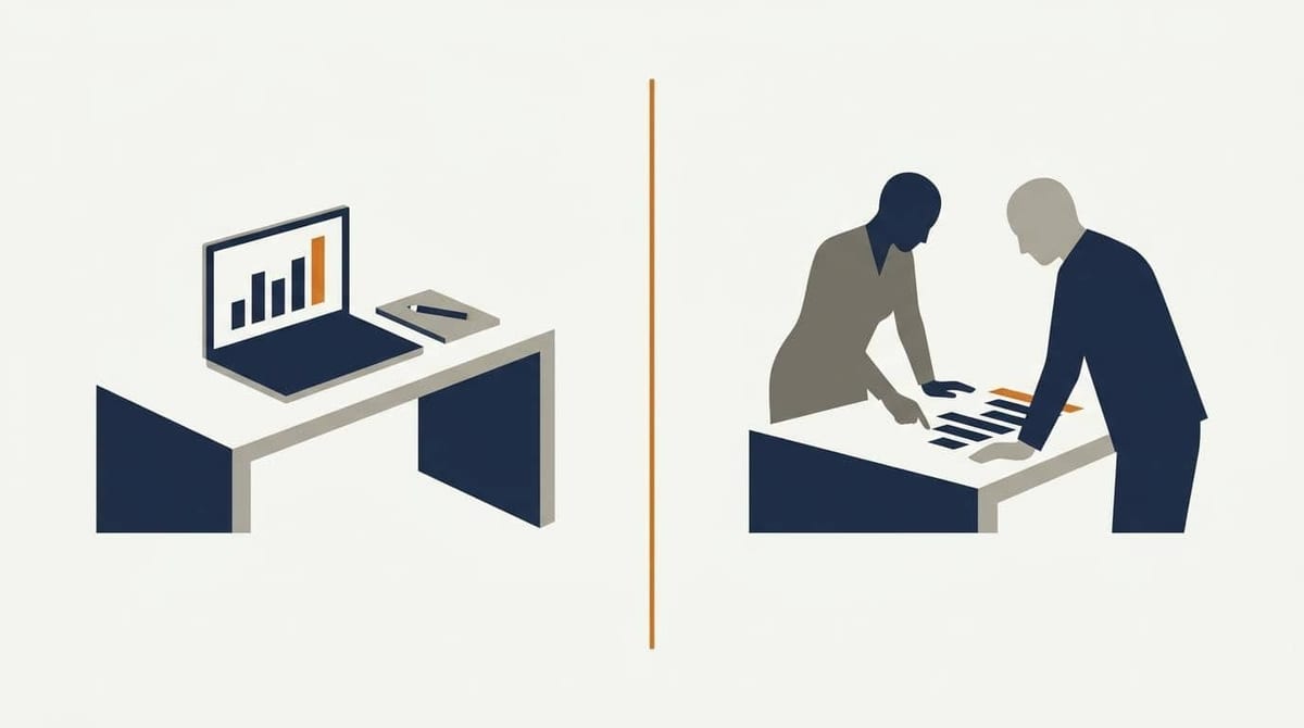 Delt illustration: til venstre en bærbar computer med et søjlediagram og en notesblok, til højre to personer der gennemgår samme diagram sammen