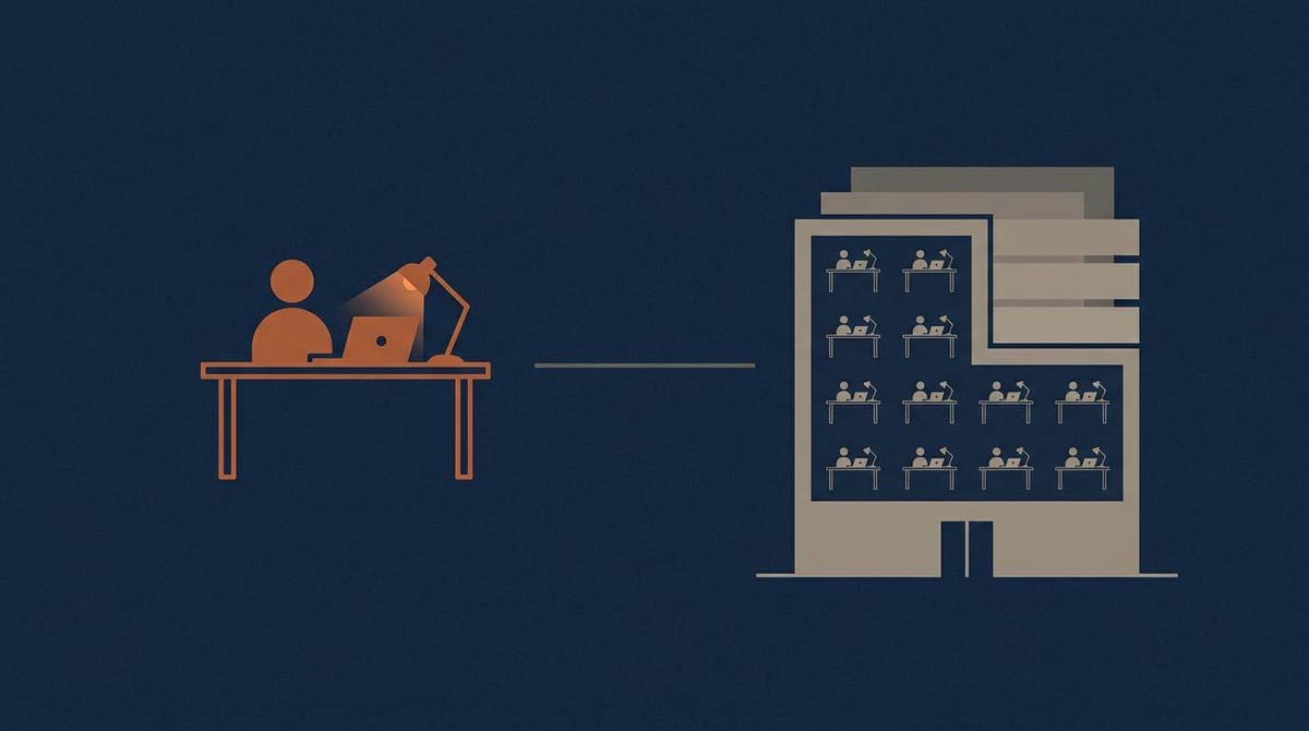 Illustration der sammenligner én SEO-konsulent med et SEO-bureau: ét skrivebord over for en kontorbygning med flere lag af overhead