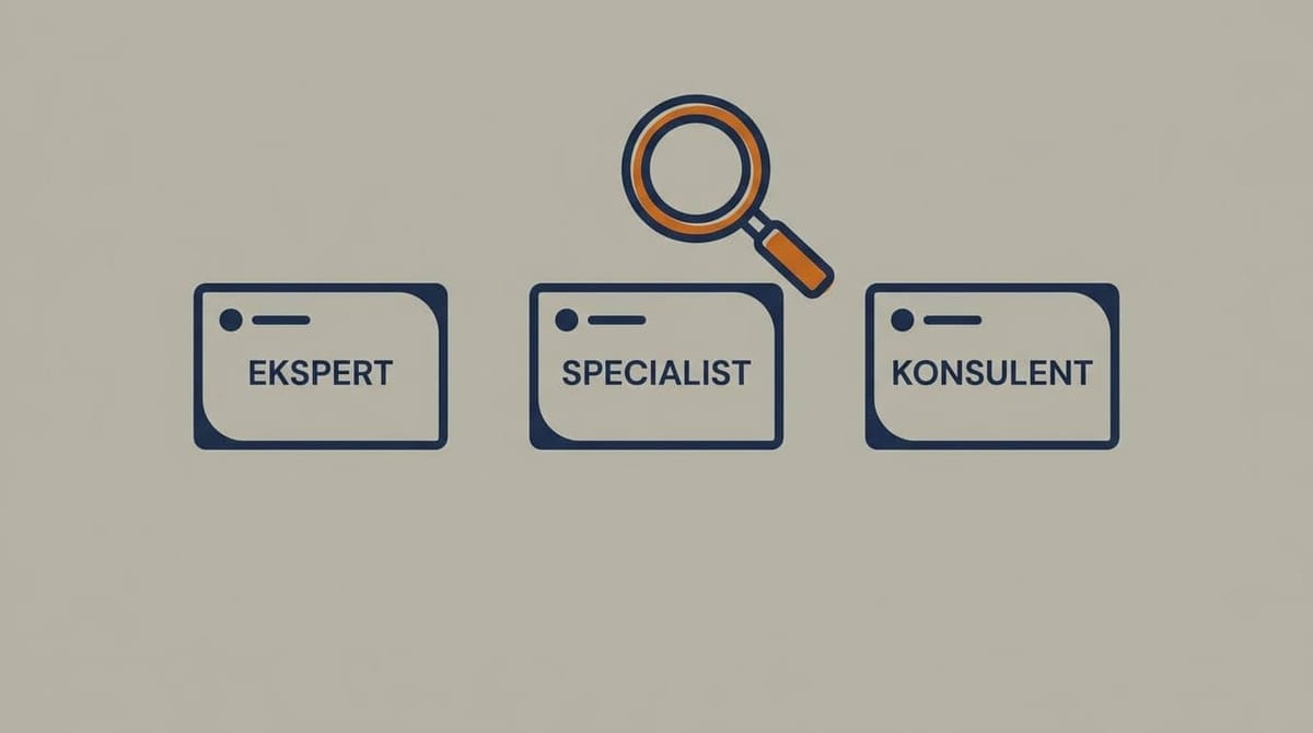 Tre ens badges mærket ekspert, specialist og konsulent med et forstørrelsesglas over — titlerne dækker det samme arbejde